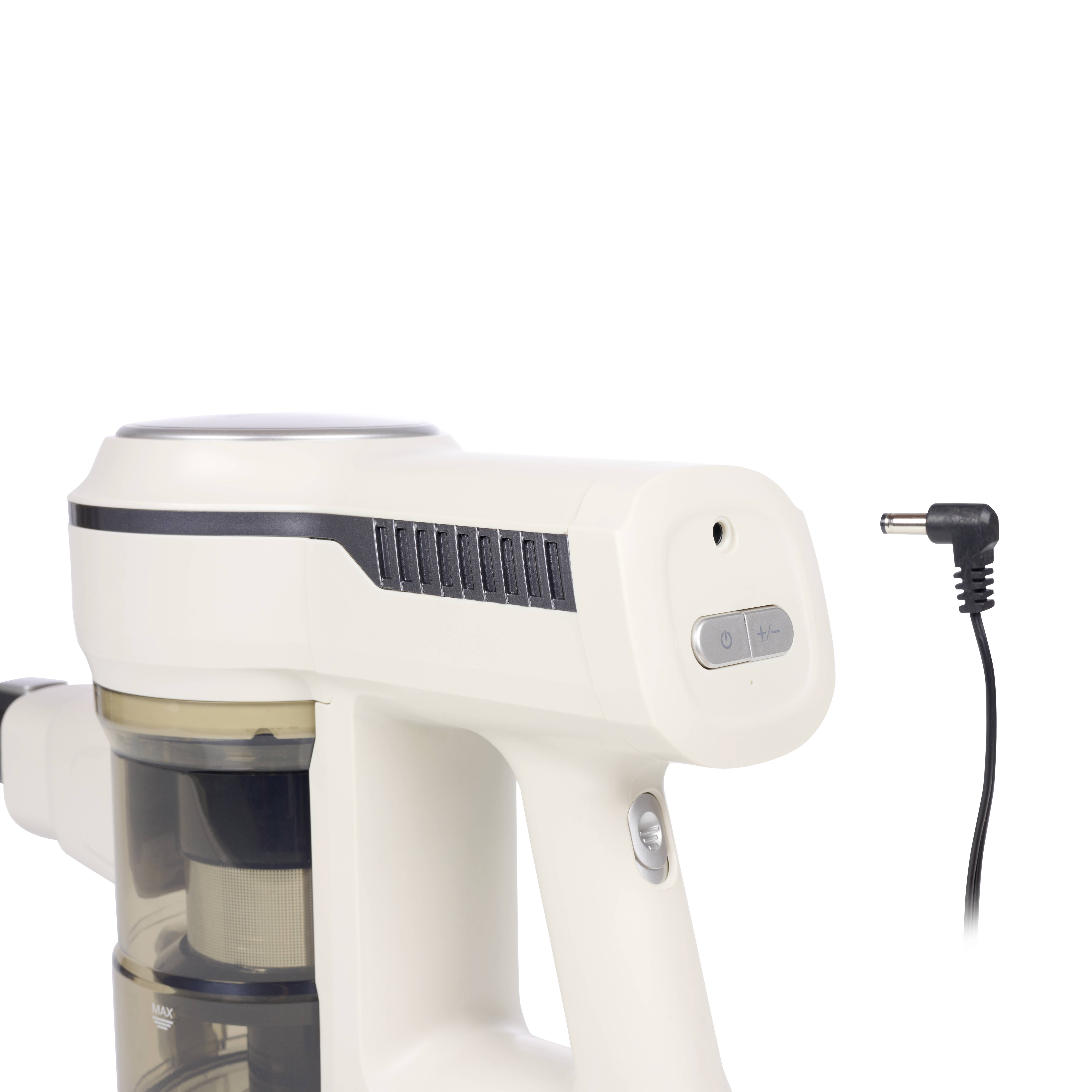 Ein kabelloser, weißer Handstaubsauger mit abnehmbarem Behälter und Ladekabel, ideal für die Reinigung von kleinen Flächen im Haushalt.