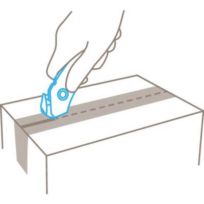 Eine Hand öffnet mit einem Cuttermesser einen Karton entlang der Klebelinie.