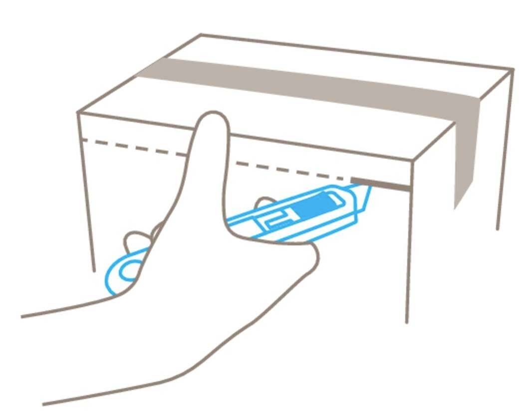 Eine Hand öffnet mit einem blauen Schneidewerkzeug einen Pappkarton.