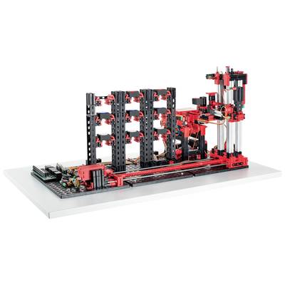 Komplexes, mechanisches Modell aus schwarzen und roten Bausteinen, das an einen vertikalen Aufbau erinnert, auf weißem Untergrund.