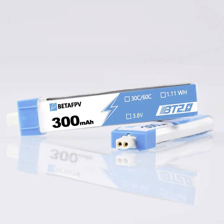 Akku der Marke BETAFPV, Modell BT2.0 mit einer Kapazität von 300 mAh, Spannung von 3,8V und Energie von 1,11 Wh.