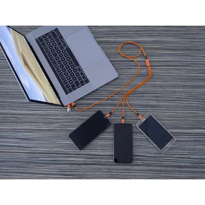 Ein Laptop ist mit drei Smartphones über orangefarbene Kabel verbunden, die auf einem Holztisch liegen.