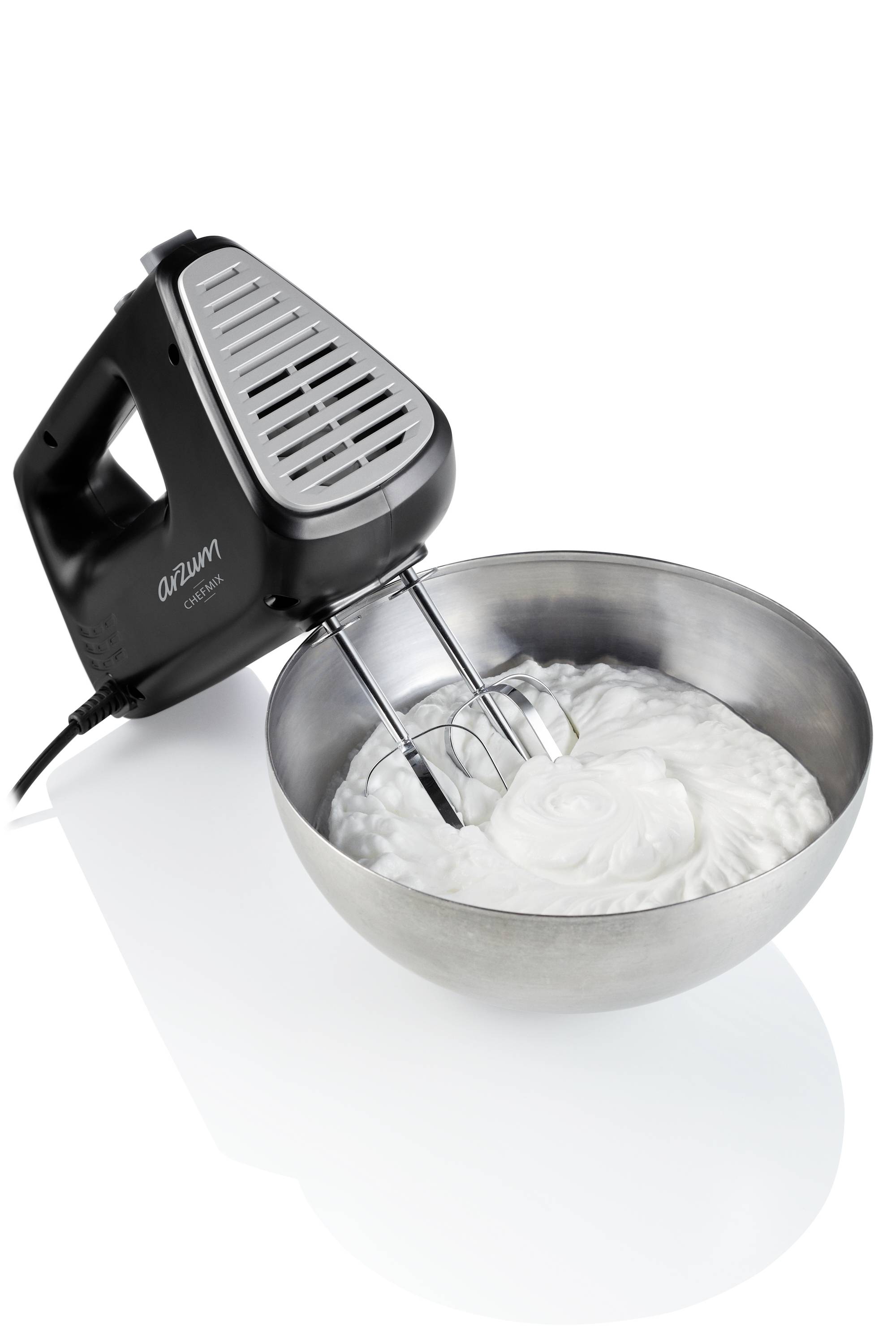 Schwarzer Handmixer mit einer Rührschüssel aus Edelstahl, in der geschlagene Sahne zu sehen ist. Mixer in Betrieb, Schüssel volumenreich gefüllt.
