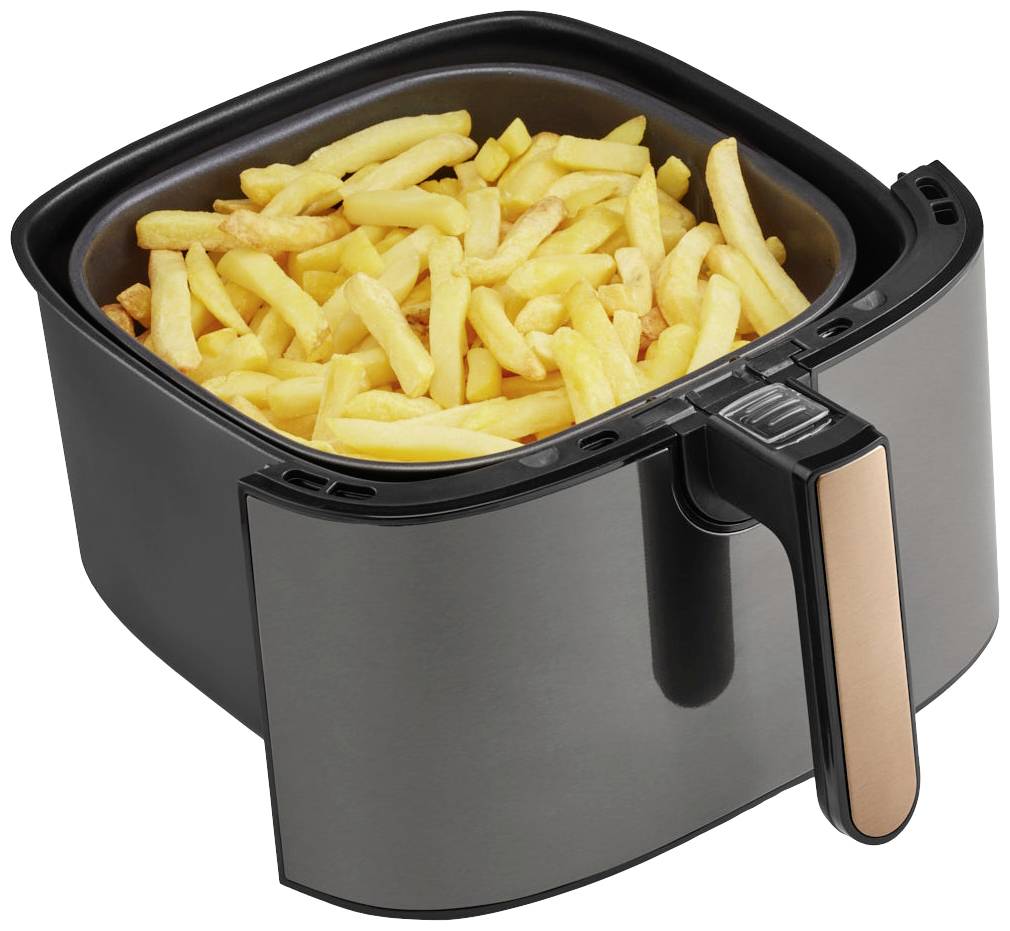 Fritteuse mit einem Behälter voller goldener Pommes Frites, die knusprig gekocht sind. Im Hintergrund ist ein schwarzes Küchenarbeitsgerät zu sehen.
