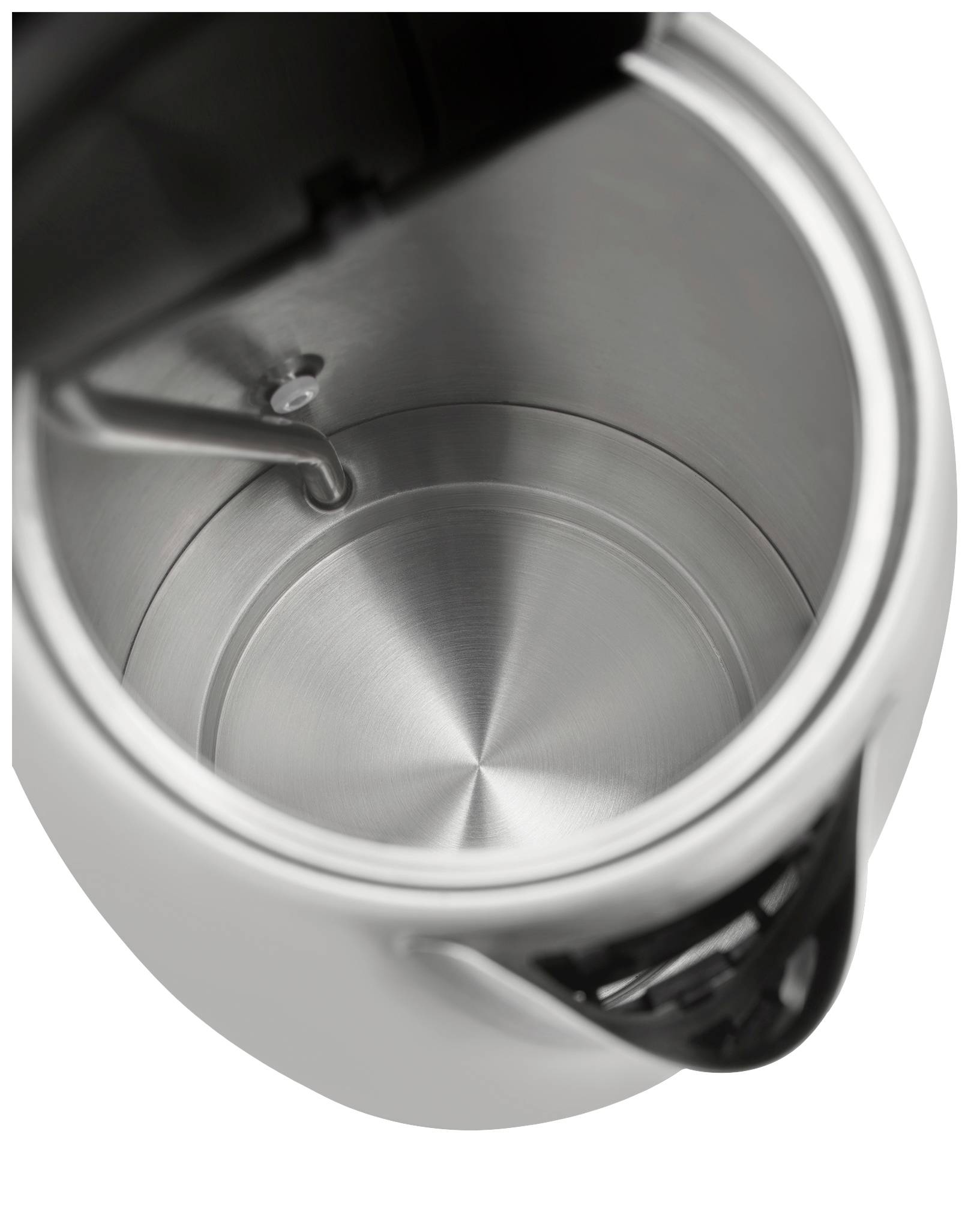 Offener, leerer Wasserkocher von oben gesehen, zeigt den blanken Metallboden und den Ausguss, bereit zum Befüllen mit Wasser.
