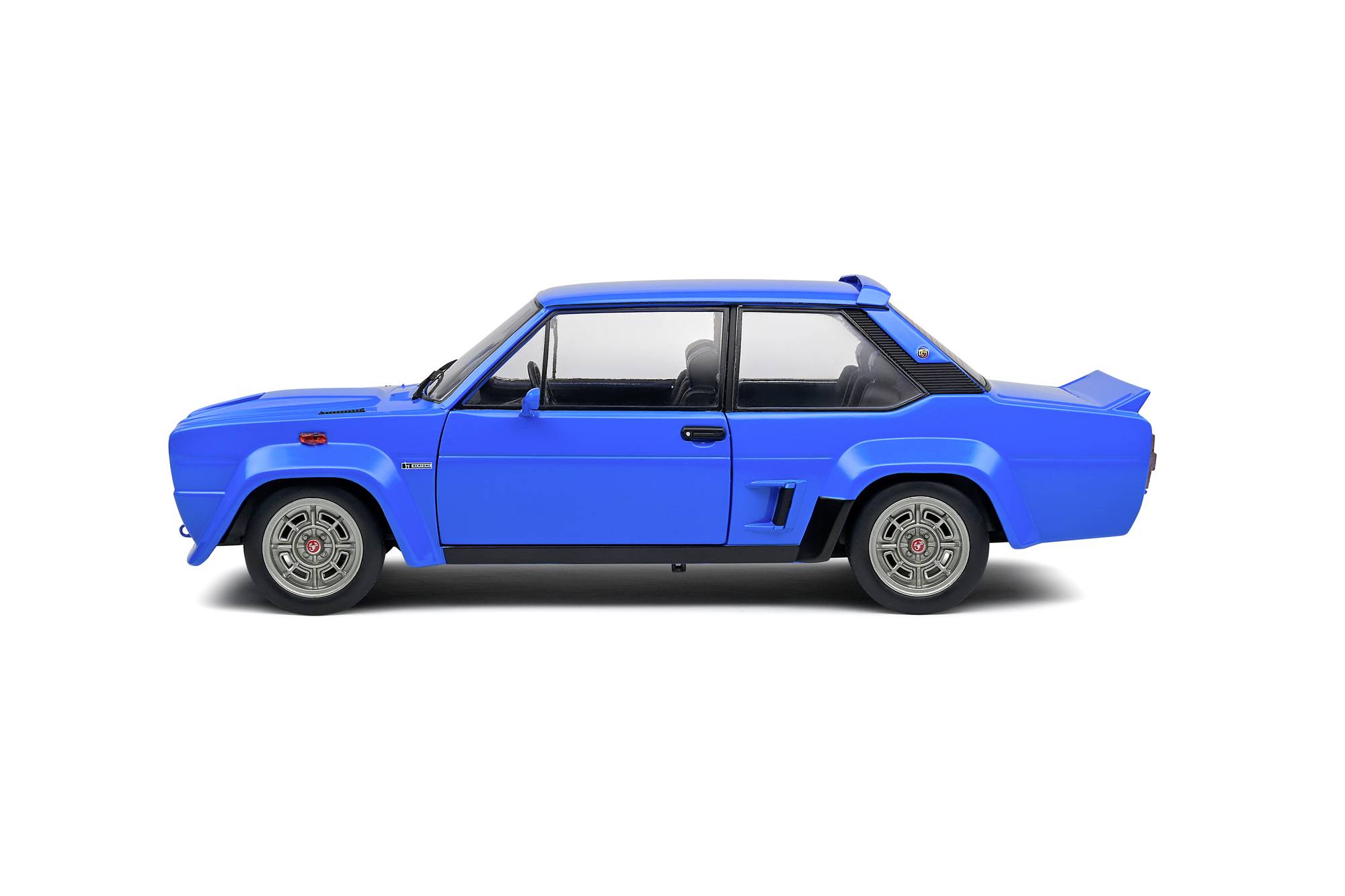 Ein blauer Oldtimer im Profil auf weißem Hintergrund, zeigt klassisches Design und sportliche Linienführung.