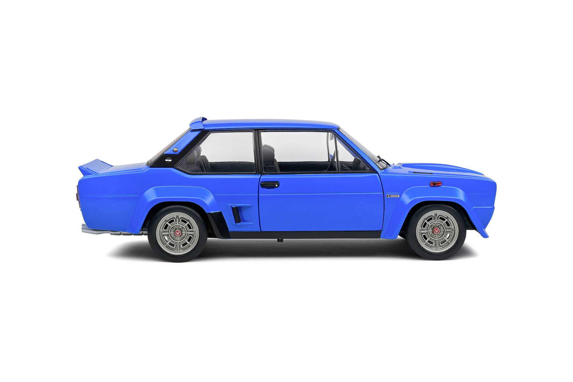 Blaues Modellauto im Profil mit Spoiler und sportlichem Design, ähnlich einem Oldtimer-Limousine.