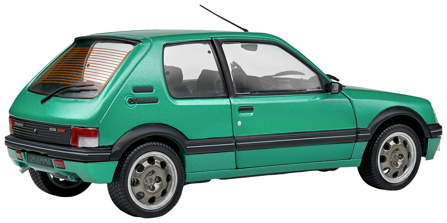 Ein dreitüriges, grünes Auto aus den 1980er Jahren, seitlich von hinten gesehen, mit klassischem Design und klaren Fensterscheiben.