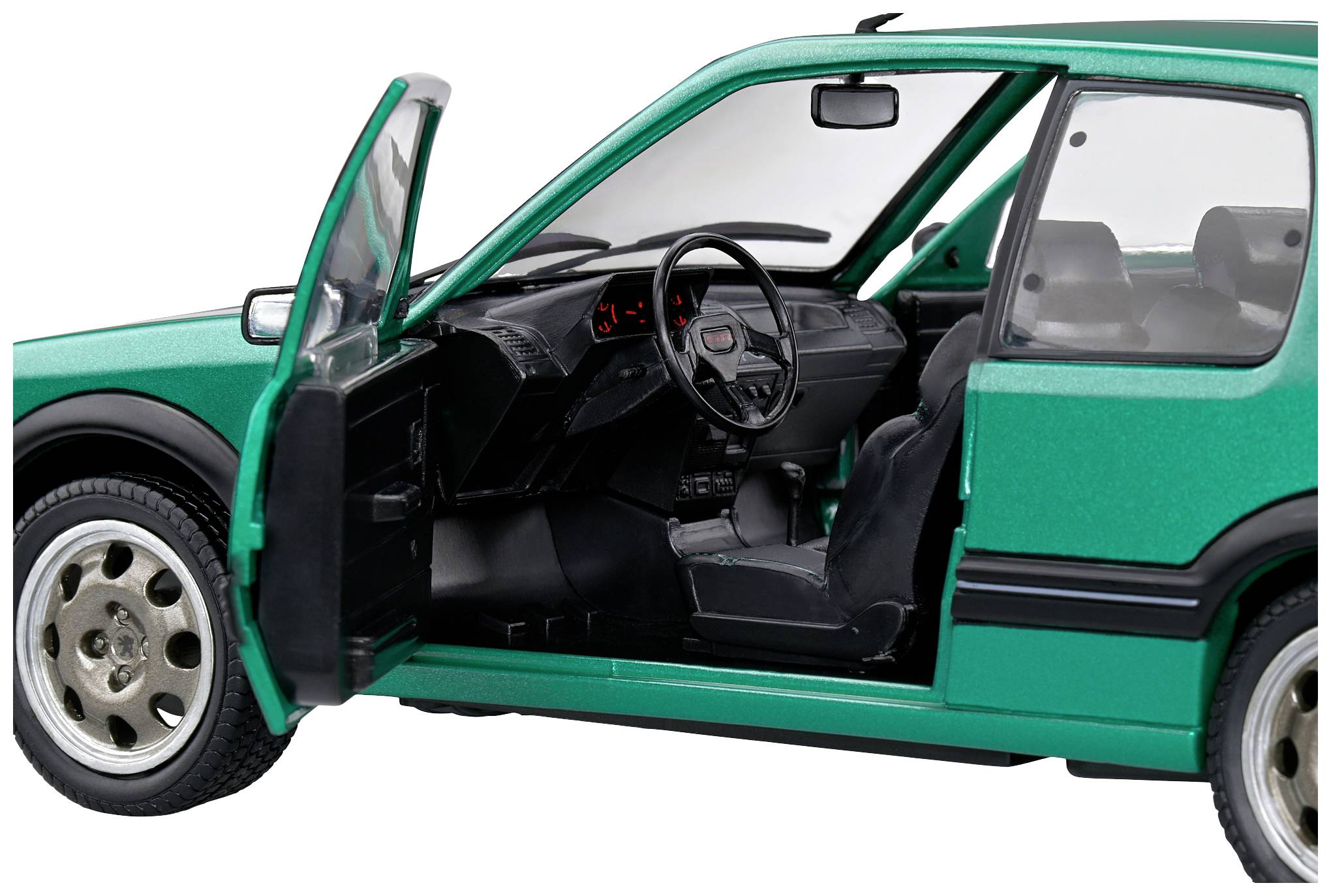 Ein grünes Modellauto mit geöffneter Fahrertür zeigt das detaillierte Interieur, einschließlich Lenkrad und Sitze.