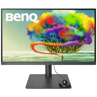 Ein Monitor von BenQ zeigt ein lebhaftes Bild mit einem Baum, umgeben von bunten Wolken, und einer Person, die in der Ferne steht.