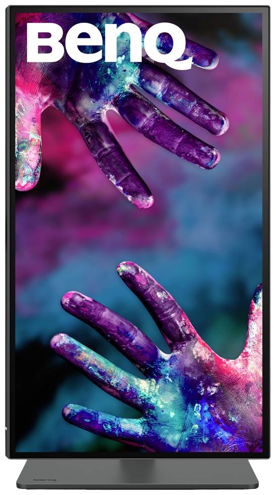 'BenQ' Logo oben auf einem Bildschirm. Zwei Hände mit bunter Farbe auf einem verschwommenen Hintergrund in lebhaften Blau- und Rottönen.