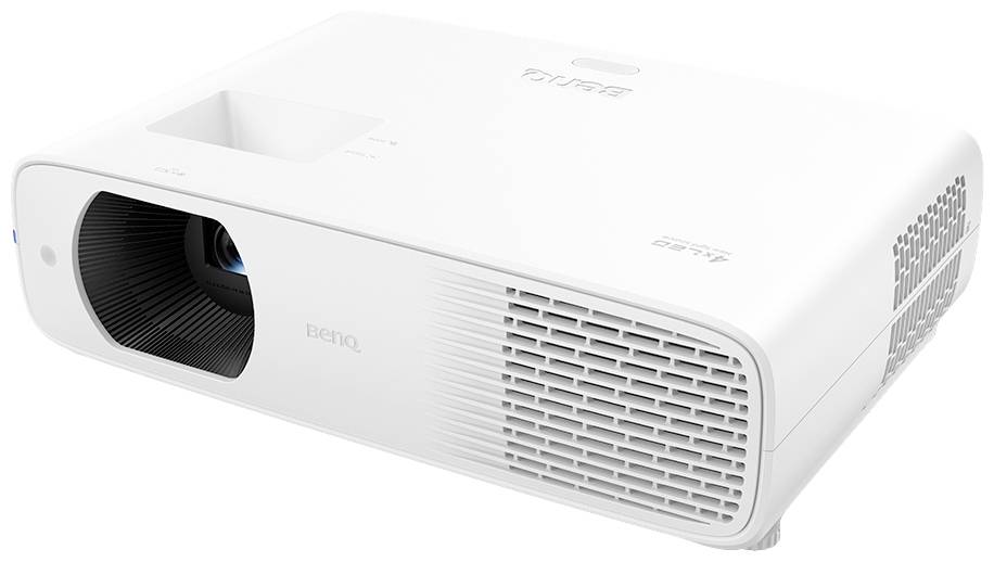 Ein weißer Projektor mit Lüftungsschlitzen an der Seite auf hellem Hintergrund. Das Objektiv ist auf der Vorderseite sichtbar.