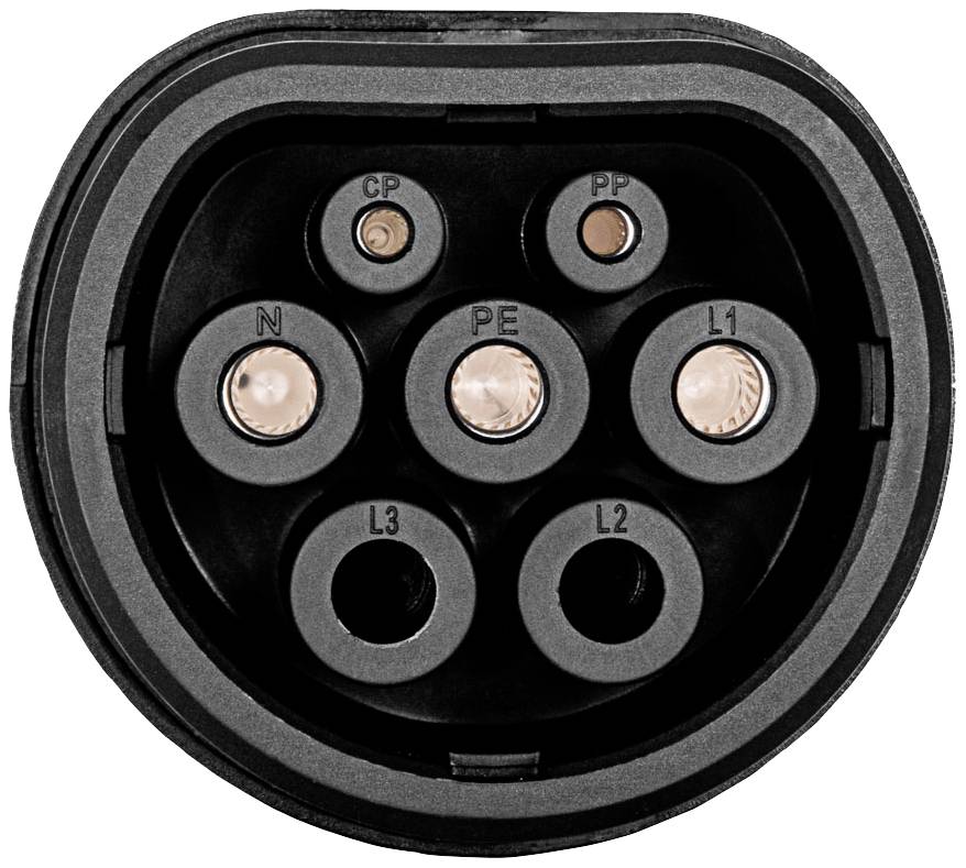Nahaufnahme eines Typ-2-Steckers für Elektroautos mit sieben Kontakten, darunter Erde, Neutralleiter und drei Phasen.
