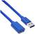 USB-Verlängerungskabel in Blau mit einem männlichen und einem weiblichen Anschluss, geeignet zum Verbinden von USB-Geräten.