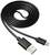 Ein schwarzes USB-Kabel mit USB-A-Stecker auf der einen Seite und Micro-USB-Stecker auf der anderen, ordentlich aufgewickelt.