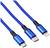 Drei Ladekabel mit blauen Anschlüssen: Micro-USB, USB-C und Lightning, nebeneinander liegend auf weißem Hintergrund.