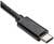 USB-C-Kabel mit schwarzem Plastikgehäuse, geeignet für Datenübertragung und Aufladen, Nahaufnahme.