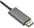 Ein graues DisplayPort-Stecker-Kabel zur Verbindung von Computer und Monitor, Detailansicht des Steckers mit goldfarbenen Kontakten.
