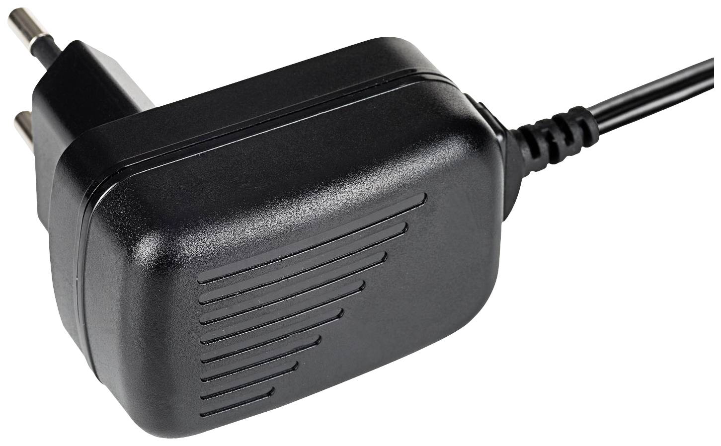Schwarzes Netzteil mit Eurostecker und Stromkabel, verwendet zum Aufladen elektronischer Geräte.