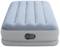 Aufblasbares Bett mit blauer, samtartiger Oberfläche und integriertem Pumpmechanismus an der Seite. Ideal für temporäre Schlaflösungen.