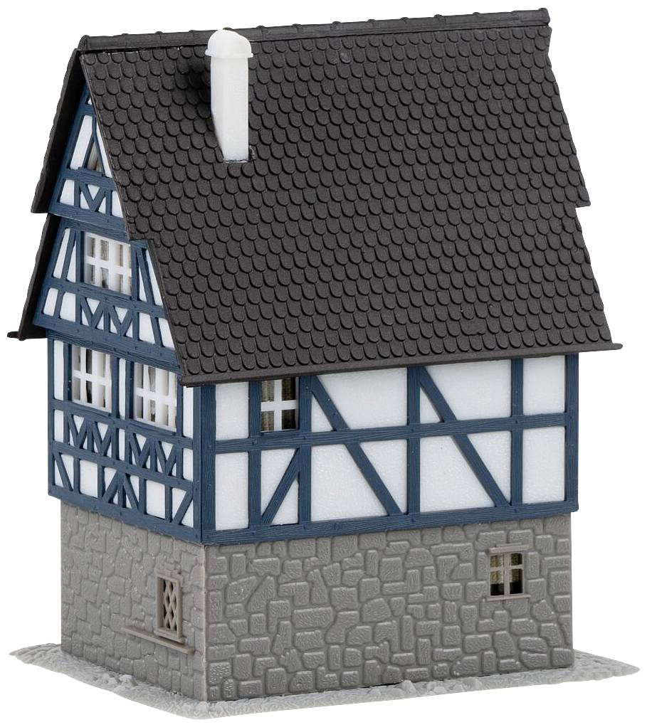 Fachwerkhausmodell mit blauer und weißer Fassade, Schieferdach und gemauertem Erdgeschoss. Schornstein auf dem Dach.