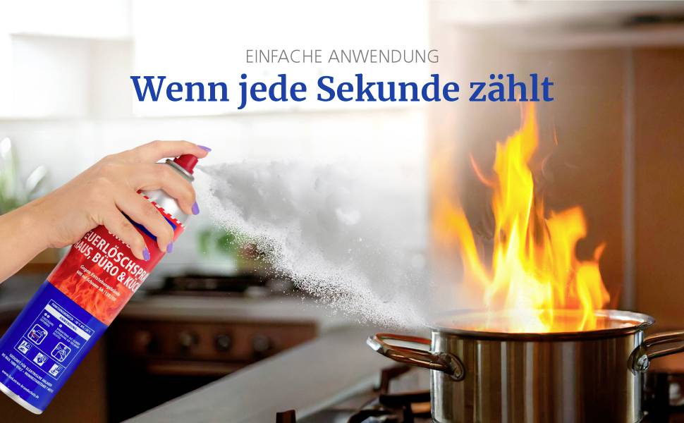 'Eine Hand benutzt eine Feuerlöscherspritze auf einem Küchenherd, um ein Feuer in einer Pfanne zu löschen. Der Text lautet: Einfache Anwendung - Wenn jede Sekunde zählt.'