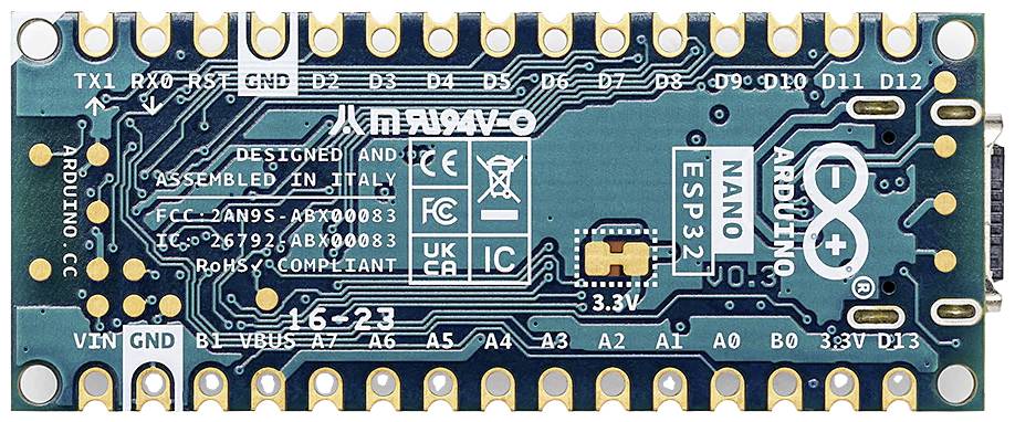 Abgebildet ist eine Arduino Nano ESP32-Platine mit Anschlüssen. Enthält Logos und technische Infos zur Zertifizierung und Spannung.