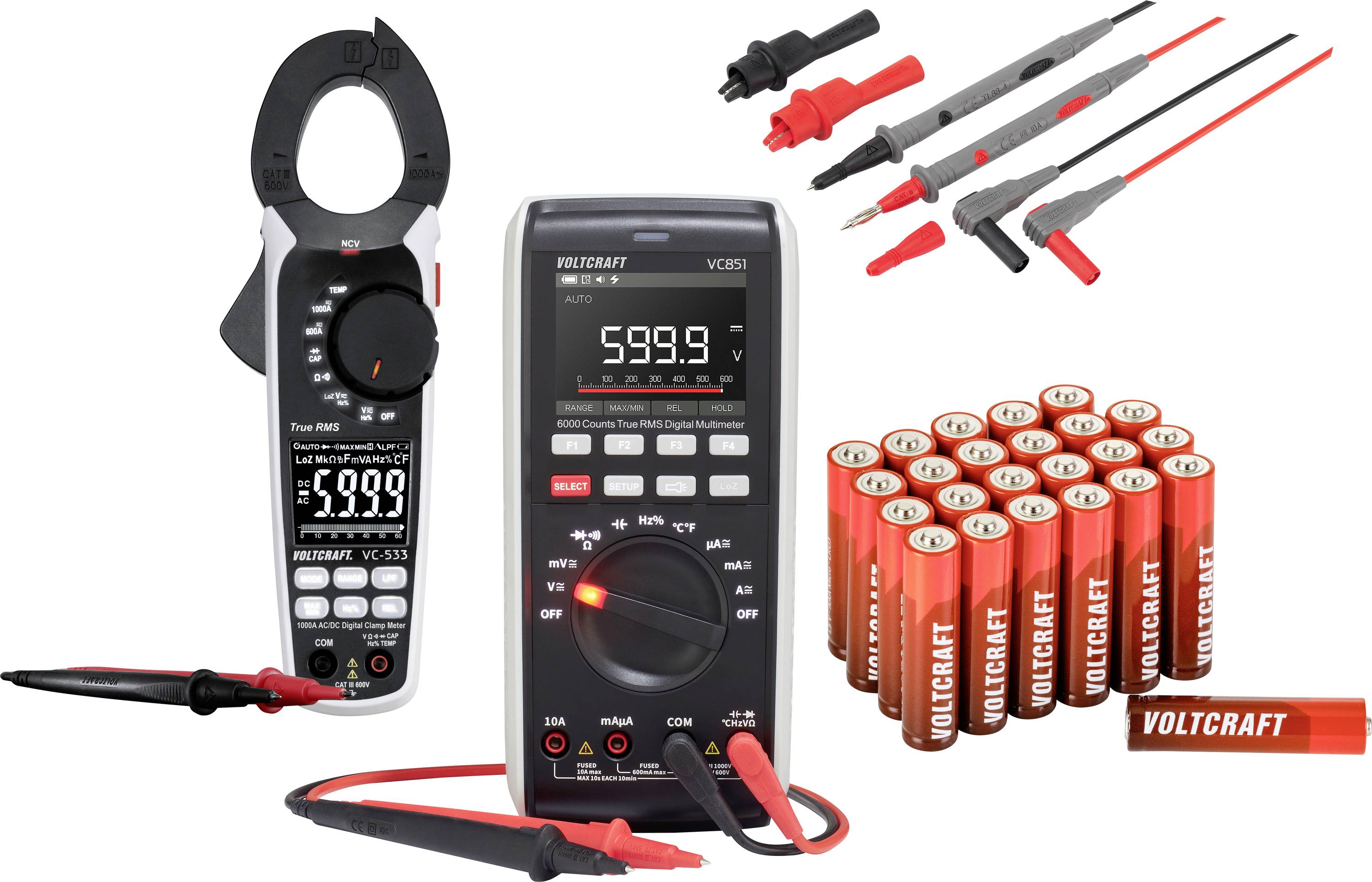 Bildcollage mit Multimeter, Stromzange, Messleitungen und Batterien als Elektronikmessgeräte-Set.<br>