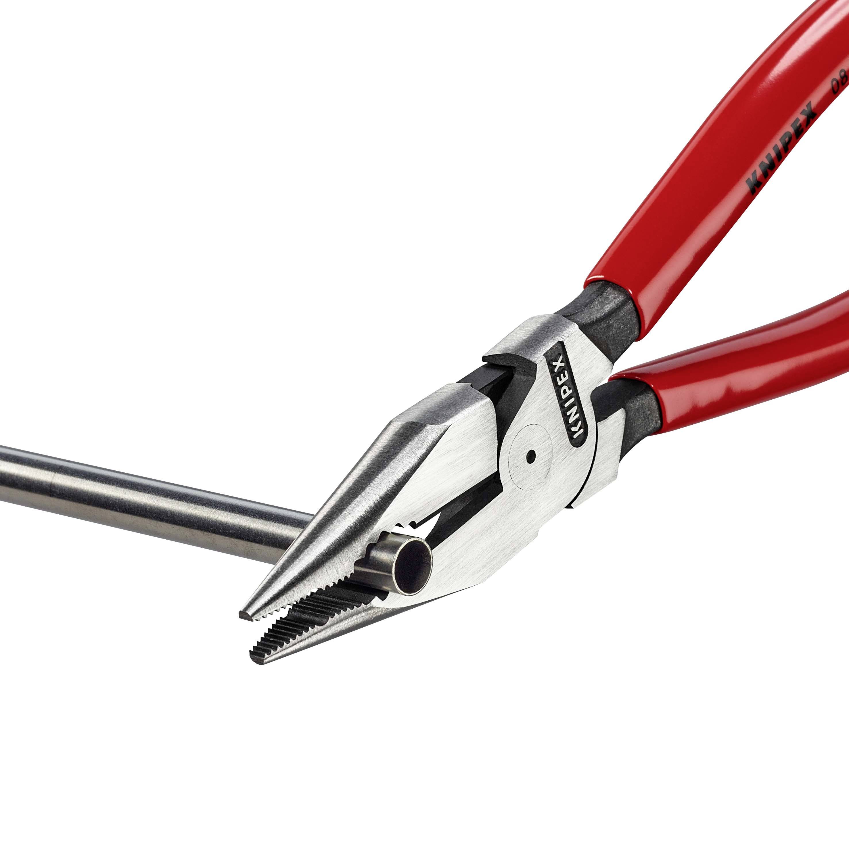 Eine rote, spitze Zange greift ein Metallrohr. Sie hat rutschfeste Griffe und eignet sich zum Halten oder Biegen von Drähten.