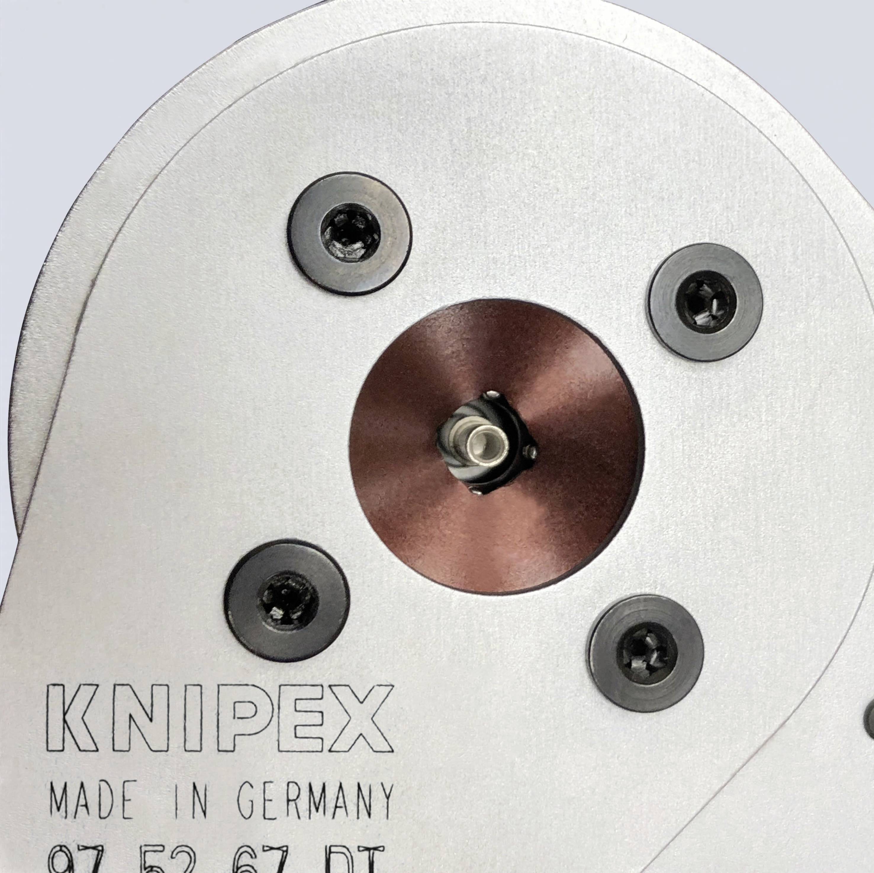 'KNIPEX' Prägewerkzeug, hergestellt in Deutschland, zeigt präzise Verarbeitung mit Metallkomponenten und Schrauben in naher Aufnahme.