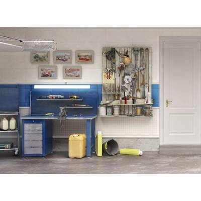 Werkstatt mit Werkzeugen an der Wand, Werkbank, Regale mit Behältern und Bildern an der Wand. Tür rechts erleichtert Zugang.