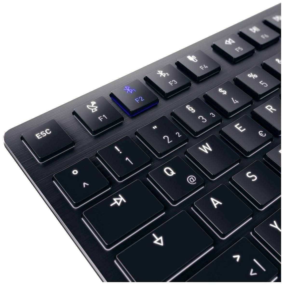 Schwarze Tastatur mit F-Tasten, darunter eine blaue Bluetooth-Kennzeichnung auf F2. Deutsche QWERTZ-Layout-Beschriftung sichtbar.