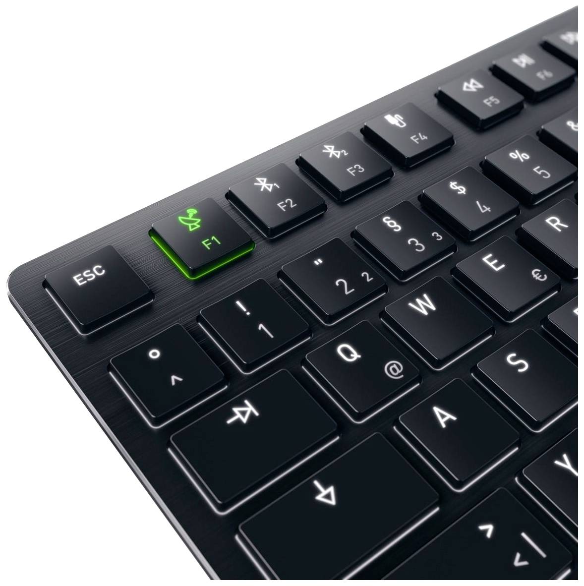 Eine schwarze Computer-Tastatur mit einem leuchtend grünen Symbol auf der 'F1'-Taste, das auf eine spezielle Funktion hinweist.