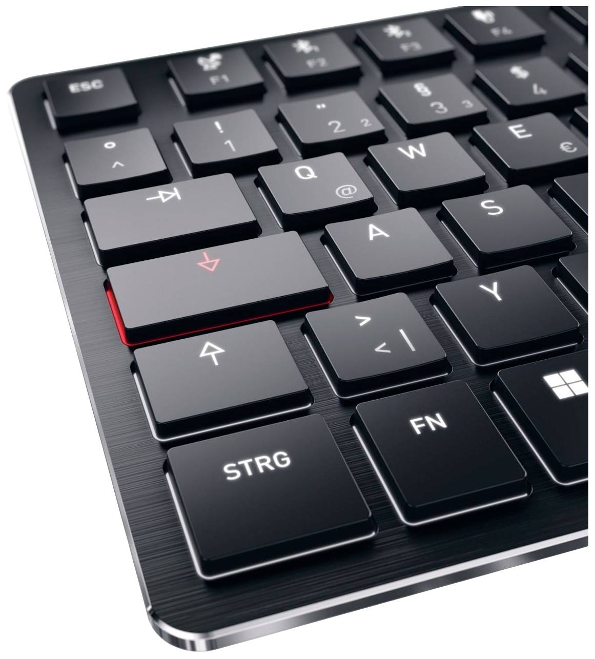 Nahaufnahme einer Computertastatur mit schwarzem Design, hervorgehobene rote Pfeiltaste, andere Tasten wie 'STRG' und 'FN' sichtbar.