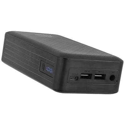 Eine schwarze Powerbank mit digitaler Anzeige, zwei USB-A-Anschlüssen, einem USB-C-Anschluss und einem Micro-USB-Anschluss auf der Vorderseite.