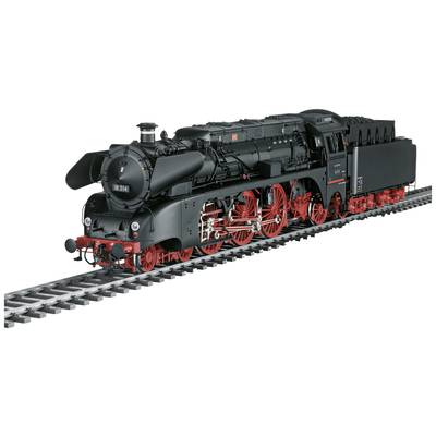 Eine schwarze Dampflokomotive mit roten Rädern auf Schienen. Die Front zeigt Scheinwerfer und eine Nummer. Sie wirkt nostalgisch.