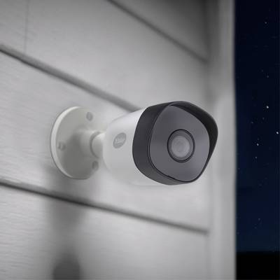 Überwachungskamera an einer Außenwand bei Nacht, zeigt Montagemethode und Kameralinse nach vorne gerichtet.