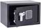 Ein schwarzer Tresor mit offenstehender Tür und digitalem Tastenfeld.