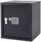 Schwarzer Tresor mit digitalem Zahlenschloss und Drehgriff auf der Vorderseite, stehend auf einem hellen Untergrund.