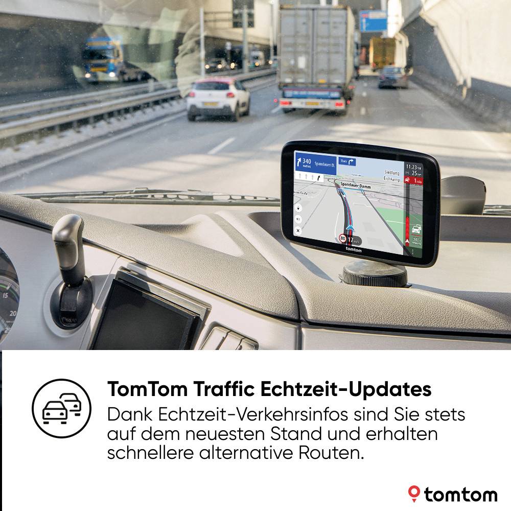 Ein Navigationsgerät auf einem Armaturenbrett zeigt eine Straßenkarte. Text unten: 'TomTom Traffic Echtzeit-Updates' und zusätzliche Infos.
