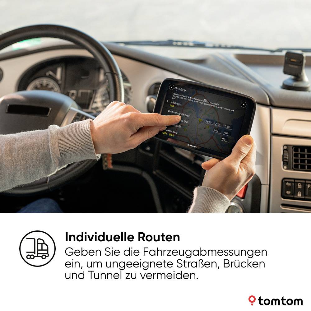 Eine Person hält ein Navigationsgerät mit Karte im Auto. Text unten: 'Individuelle Routen eingeben, um ungeeignete Straßen zu vermeiden.'