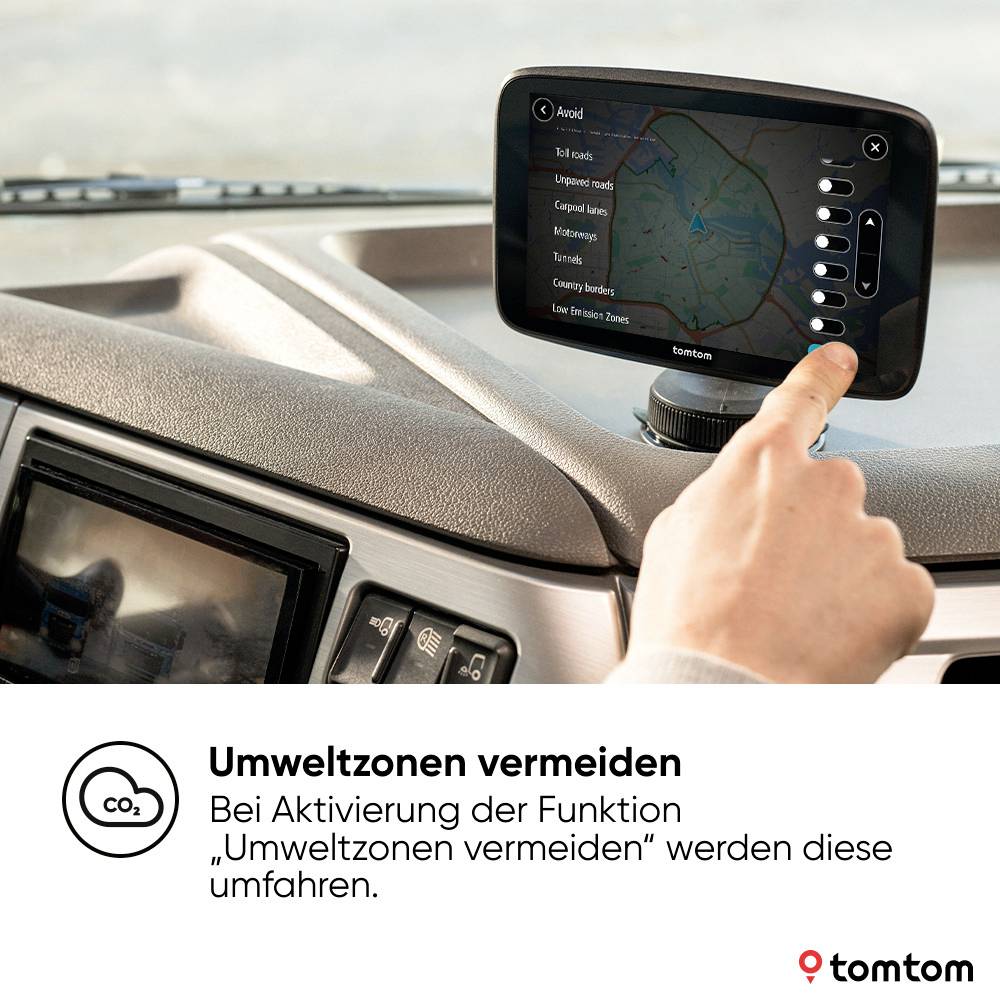 Im Auto zeigt ein Navigationssystem eine Karte mit aktiver Funktion zur Vermeidung von Umweltzonen. Handsymbol deutet auf den Bildschirm.