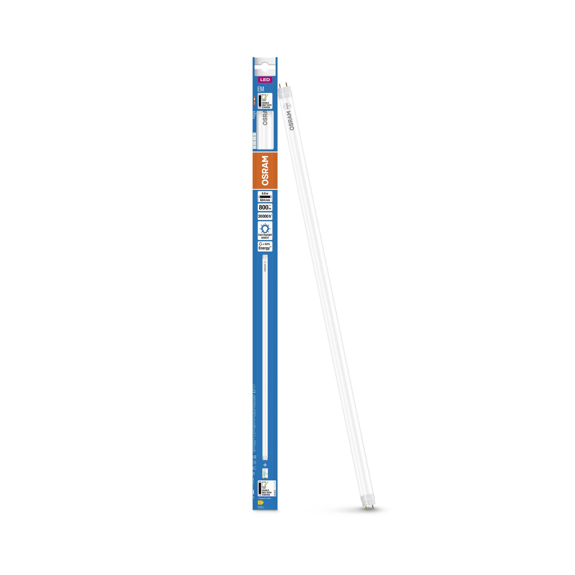 Eine weiße Leuchtstofflampe aus der Verpackung genommen, neben einer blauen OSRAM-Verpackung mit weißen Texten und orangefarbenem Akzent.
