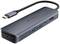 USB-C-Hub, dunkelgrau, mit drei USB-Anschlüssen, einem HDMI-Anschluss, einem SD-Kartensteckplatz und einem kurzen Kabel mit USB-C-Stecker.