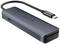 Ein USB-C-Hub mit mehreren Anschlüssen, einschließlich eines Kartenlesers und USB-Anschlüssen. Ideal für Anschluss von Peripheriegeräten.
