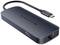 Ein schwarzer USB-C-Hub mit mehreren Anschlüssen, darunter HDMI, USB-A und Ethernet.