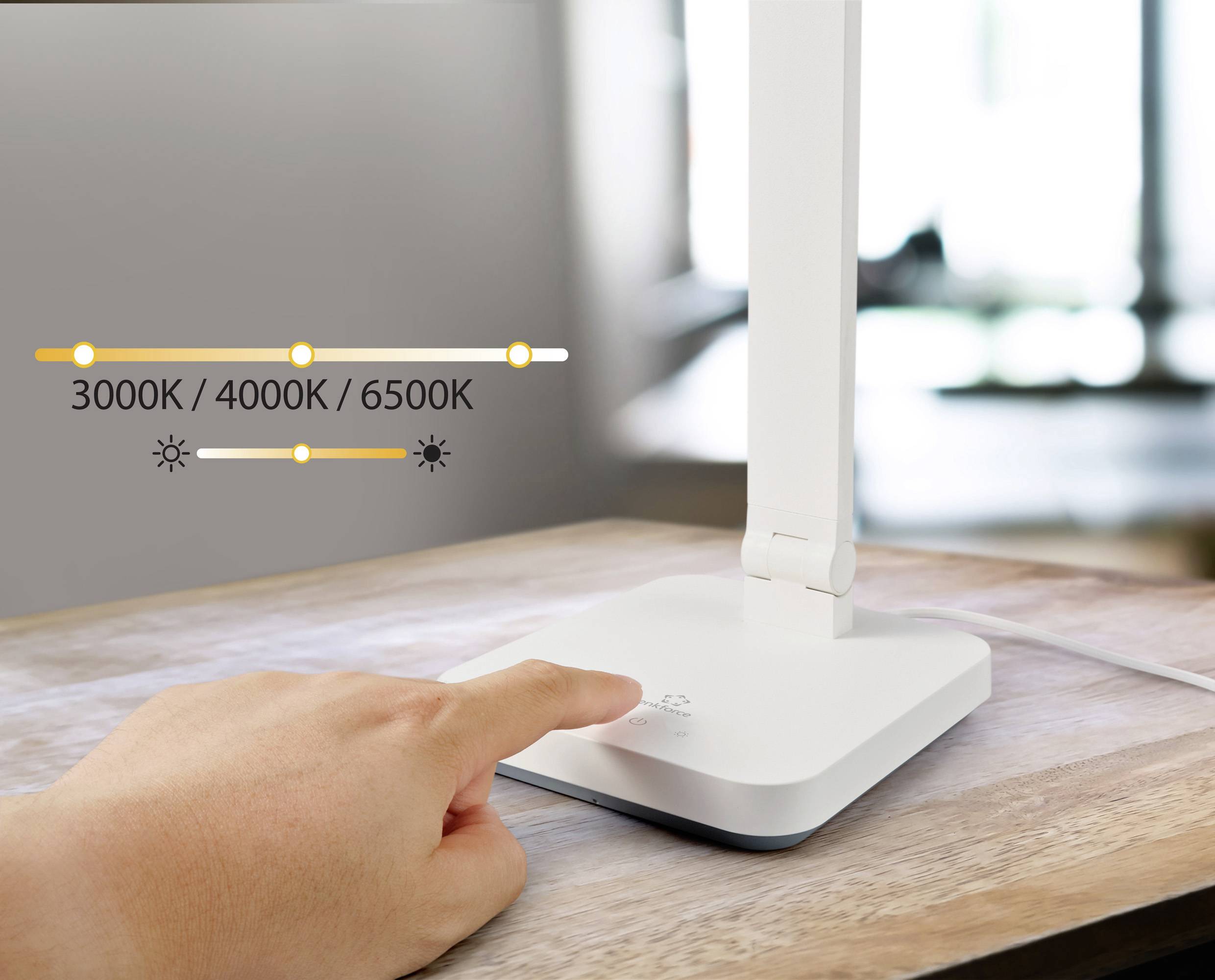 Eine Hand berührt die Basis einer weißen Tischlampe auf einem Holztisch. Eine Anzeige zeigt verschiedene Farbtemperaturen: '3000K / 4000K / 6500K'.