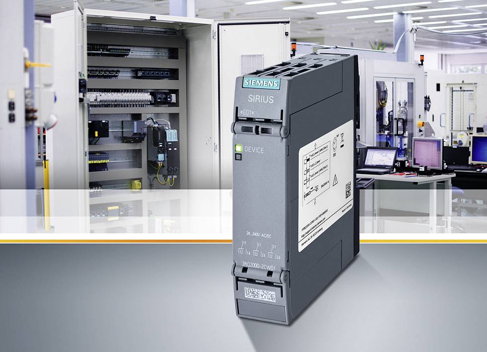 Ein Siemens SIRIUS Schaltgerät vor einem geöffneten Schaltschrank in einem industriellen Büro mit Computern und technischer Ausrüstung.