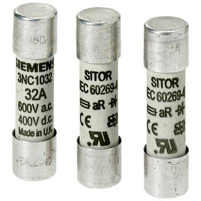 'Drei elektrische Sicherungen, jeweils mit der Kennzeichnung 600V a.c., 400V d.c. und 32A. Eine ist mit dem Markennamen SIEMENS beschriftet.'