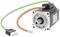 Ein elektrischer Servomotor mit zwei farbigen Kabeln (grün und orange) und Steckverbindungen, geeignet für präzise Maschinensteuerung.